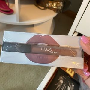 Huda Beauty Liquid Matte Lipstick - Flirt